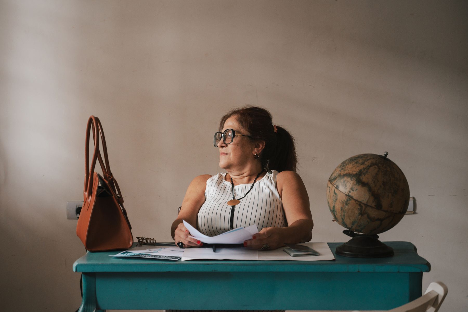 Profesional revisando documentos en un espacio de trabajo de Buenos Aires